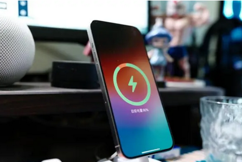 弥勒苹果15换屏服务分享用什么充电器给iPhone15充电更好 